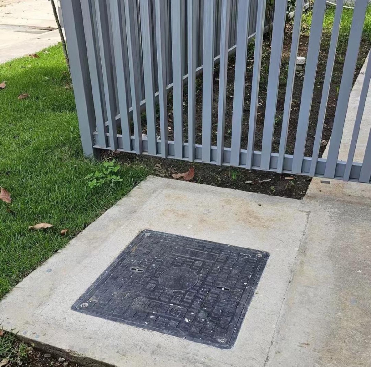 SMC square manhole cover photo