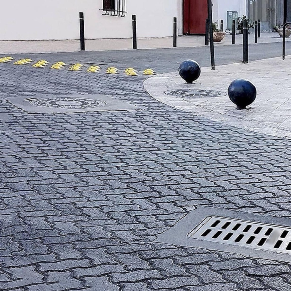 Composite gully grating with frame photo